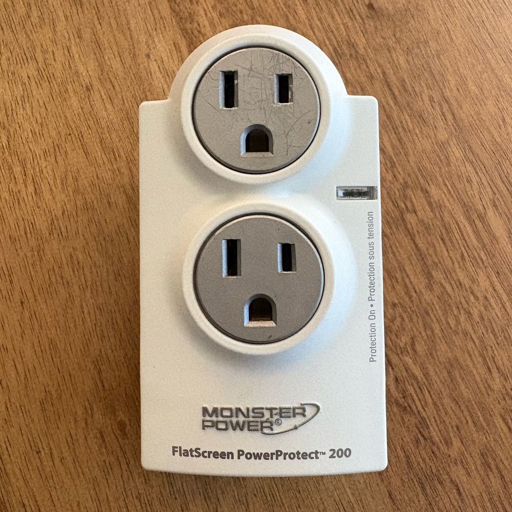 Monster Power FlatScreen PowerProtect 200 Surge Protector Wall Mounted